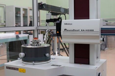 Mitutoyo Roundtest RA-5100 CNC (2008), which allows the roundness of standard spheres to be determined with an uncertainty of less than 10 nm. Installed in 2008. (Source: Mitutoyo)