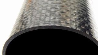 Das Thema Sägen hat Forschungsanstrengung verdient und auch nötig, wie es heißt! – Das Kompetenzzentrum Sägen Stuttgart macht es möglich! Auch bei speziellen Werkstoffen, wie CFK-Profilen und -Rohren. (Bild: Fraunhofer-IPA)