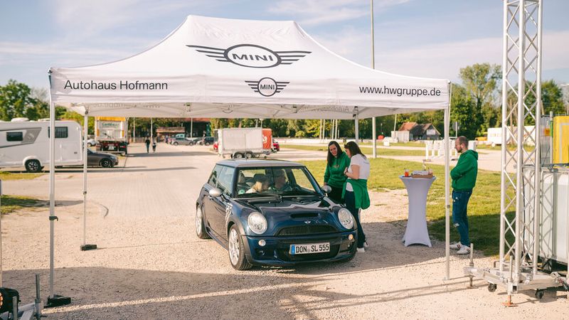 Herzlich willkommen zum Autokino vom Autohaus Hofmann. Die Kunden kamen aus dem gesamten Einzugsgebiet des Autohauses zur Gillamoos Wiese in Abensberg. (Bild: Autohaus Hofmann)