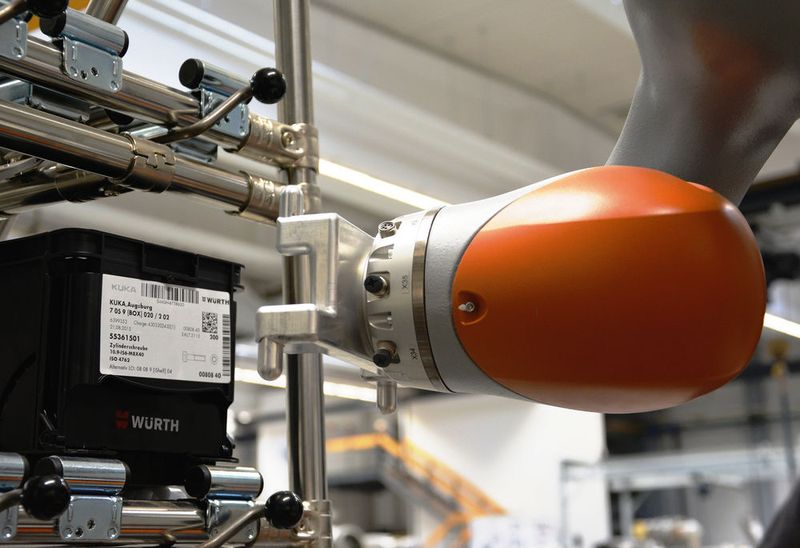 Bild 1: In regelmäßigen Abständen prüft der KMR iiwa sensitiv die einzelnen Regale ab und entnimmt die angelieferten, mit den Kleinteilen bestückten Boxen. (Bild: Kuka)