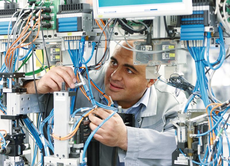 Bild 1: Zum Schutz ihrer Mitarbeiter sind die Unternehmen betreiberseitig für die sichere Funktionsweise der jeweiligen Arbeitsmittel verantwortlich.  Dazu gehört beispielsweise die Durchführung einer Gefährdungsbeurteilung. (Bild: Phoenix Contact)