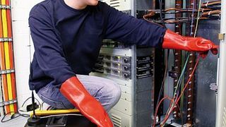 Zur Strommessung werden die flexiblen Stromzangen (Rogowskispule) jeweils um die drei Phasen einer Stromversorgung gelegt, die von der Trafostation abgehen. Bild: Heldele (Archiv: Vogel Business Media)