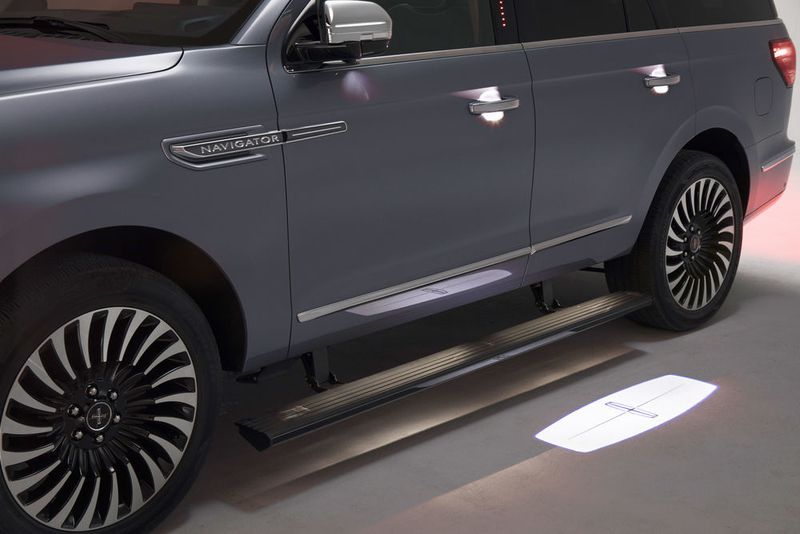 Zum Einsteigen fährt eine Trittstufe aus, ein Projektor legt eine Lichtmatte aus. (Lincoln)