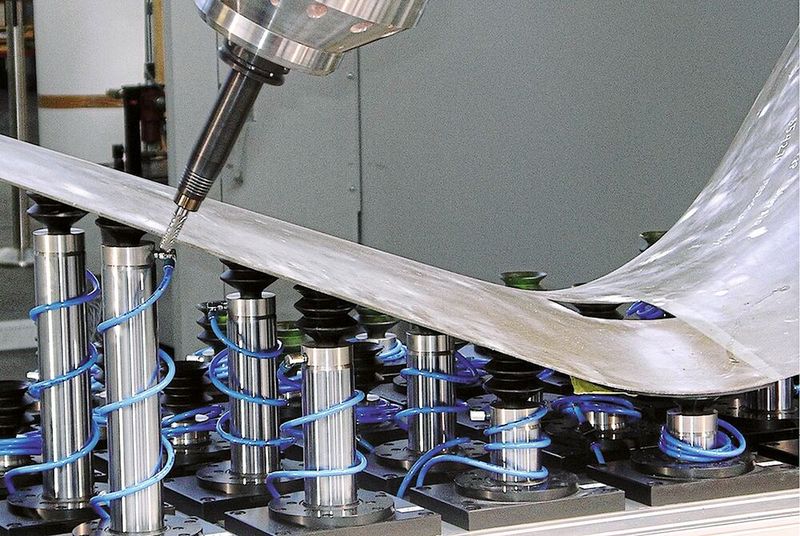 Für Aerospace und andere Branchen ist FSS gedacht, das flexible Spannsystem für wechselnde Freiformflächen.(Bild:  Römheld GmbH Friedrichshütte)