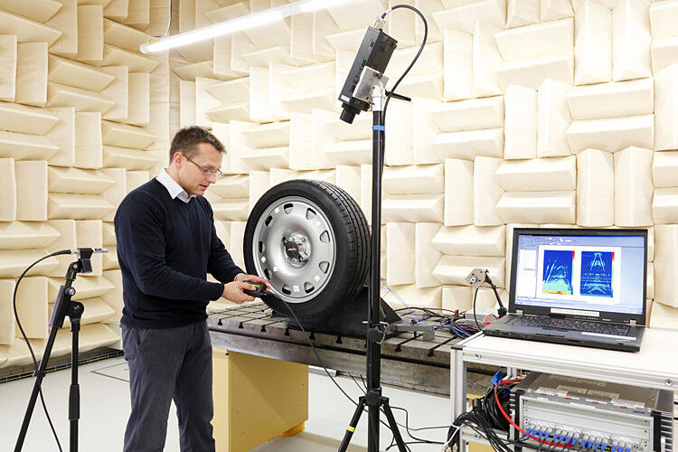 Untersuchung von Luftschall und Vibrationsverhalten eines Pkw-Radlagers im reflexionsarmen Raum. (Foto: Schaeffler)