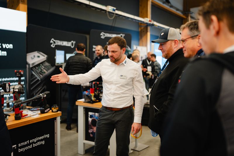 Fachbesucher können ihre Probleme direkt ansprechen. (Bild: tinografiert)