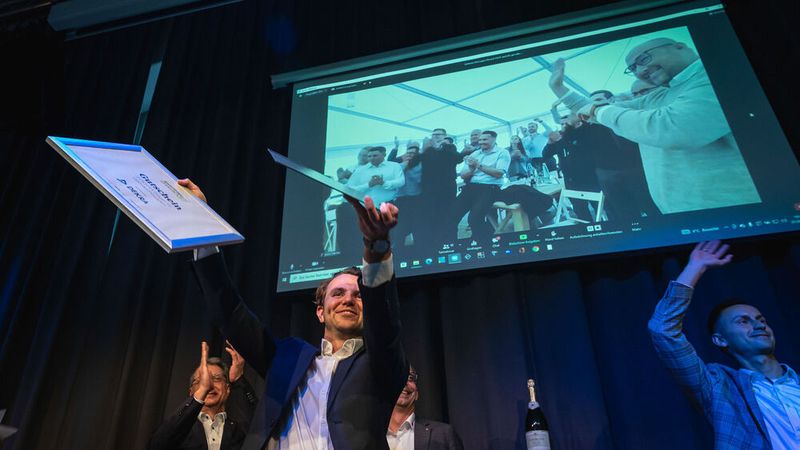 Welcher Gebrauchtwagenhändler schafft es diesmal aufs Treppchen? Shannon Hellmann von Auto Weller freute sich 2022 ausgelassen über Platz 2. Chef Burkard Weller und seine Kollegen waren digital zugeschaltet. Welcher Gebrauchtwagenhändler schafft es diesmal aufs Treppchen? Shannon Hellmann von Auto Weller freute sich 2022 ausgelassen über Platz 2. Chef Burkard Weller und seine Kollegen waren digital zugeschaltet.