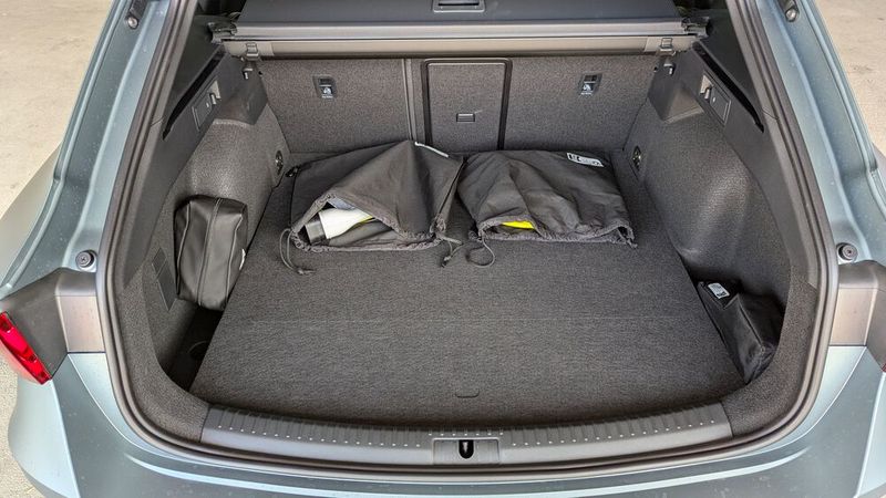 9. Der Kofferraum: Wobei hier durch die große Batterie des Plug-in-Hybrids schon einiges verloren geht. Cupra gibt 470 Liter Grundvolumen an – die normalen Verbrennervarianten bieten enorme 620 Liter. Im Alltag merkt man davon nichts, weil der Ladeboden auf gleicher Höhe liegt wie bei den anderen Antrieben und die meisten Fahrer von Benziner oder Diesel das darunterliegende Fach wahrscheinlich nur selten nutzen. Und die Ladelänge ... (Bild: Rosenow – VCG)