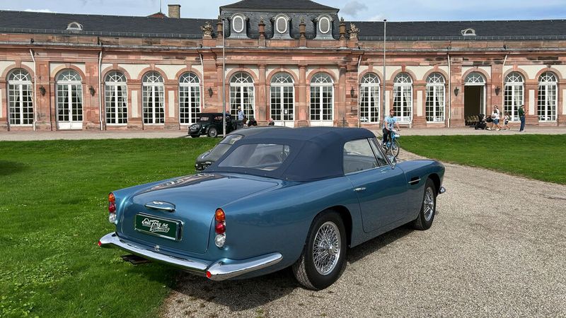 Dieser Aston Martin DB4 Series IV Convertible Special Series Vantage aus dem Jahr 1962 wurde von Emil Frey Classic in Safenwil (Schweiz) neu aufgebaut und in einen makellosen Zustand versetzt. Entsprechend ist die Preisvorstellung des zum Verkauf stehenden Fahrzeugs: rund 2.000.000 Schweizer Franken. (Bild: Peter Diehl)
