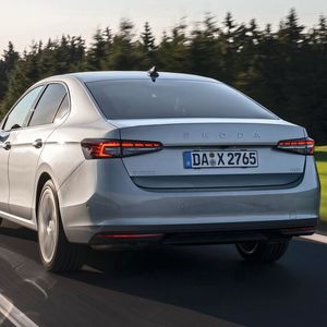 Die Skoda Superb Limousine kommt nicht etwa mit einem einfachen Kofferraumdeckel, sondern als Fließheck mit oben angeschlagener Heckklappe.(Bild:  Skoda)