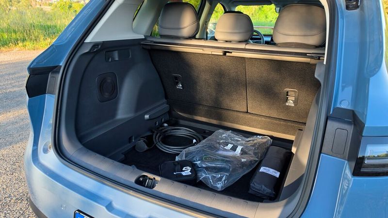 10. Der Kofferraum (2): Für Zubehör wie Ladekabel ist zusätzlicher Platz unterhalb des höheren Kofferraumbodens. (Bild: Mauritz – VCG)