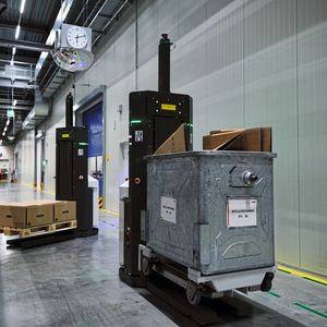 Bei Fronius werden die Abfallbehälter automatisch transportiert.(Bild:  B. Niederwieser/Knapp)