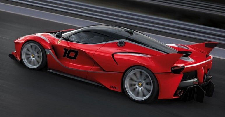 Red Dot Award 2015 - Ferrari FXX K: Der Name Ferrari ist seit der Gründung der berühmten Scuderia im Jahre 1929 ein Synonym für den Motorsport. Dieser versierte Hersteller stattet bereits seit 1947 seine straßentauglichen Modelle mit Technologien aus, die in seiner Rennabteilung entwickelt wurden. Abgeleitet vom Supercar LaFerrari stellt sich der FXX K nun als das neueste Modell in einer Reihe technologischer Laborprototypen dar. Er ist das Ergebnis der GT-Forschung und -Entwicklung sowie von Experimenten in der Formel 1 und wurde als Rennstrecken-Version nur in sehr geringer Stückzahl für einen ausgewählten Kundenkreis kreiert. Die beeindruckende Performance dieses Ferrari zeigt sich in zwei wesentlichen Eckdaten: einer Gesamtleistung von 1050 PS dank eines V12-Saugmotors in Verbindung mit einem elektrischen Motor sowie einem maximalen Drehmoment von über 900 Nm. Gestalterisch wird das Styling-Konzept des LaFerrari aufgegriffen und in seinen Möglichkeiten ausgeschöpft, ohne Zulassungsvorgaben und anderen regulatorischen Beschränkungen zu unterliegen. Vielfältige aerodynamische Innovationen, die gemeinsam mit den Designern entwickelt wurden, erhöhen nicht nur die Leistungsfähigkeit des Fahrzeugs, sondern begründen auch seine eindringliche Ästhetik. Alle Karosserieteile wurden dabei in unterschiedlichem Maße modifiziert, wobei die meisten Änderungen auf eine höhere Anpresskraft abzielten. Tiefergelegt mit einer verbreiterten Spur sowie gestaltet mit einem erhöhten Sturz, präsentiert sich der FXX K mit einer starken dynamischen Ausstrahlung (Bild: Red Dot)