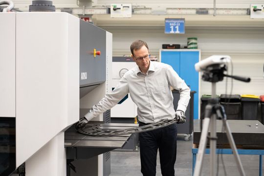 Was tun, wenn der Maschinenbediener ein Neuling ist, Probleme auftreten, aber kein erfahrener Mitarbeiter helfen kann? Abhilfe schafft das Forschungsprojekt „SLEM“, im Rahmen dessen ein KI-basiertes Assistenzssystem geschaffen wurde, um die ratlosen Anwender zu unterstützen.(Bild:  Fraunhofer IPA)