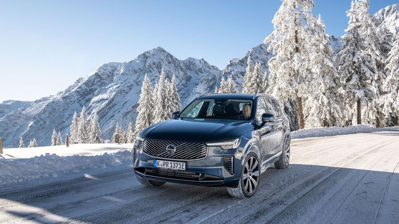 Der Volvo XC90 macht mit seinem Allradantrieb und dem Offroadmodus auch im Schnee wie hier auf der Roßfeldpanoramastraße bei Berchtesgaden eine gute Figur.(Bild:  Timo Wendt/Volvo)