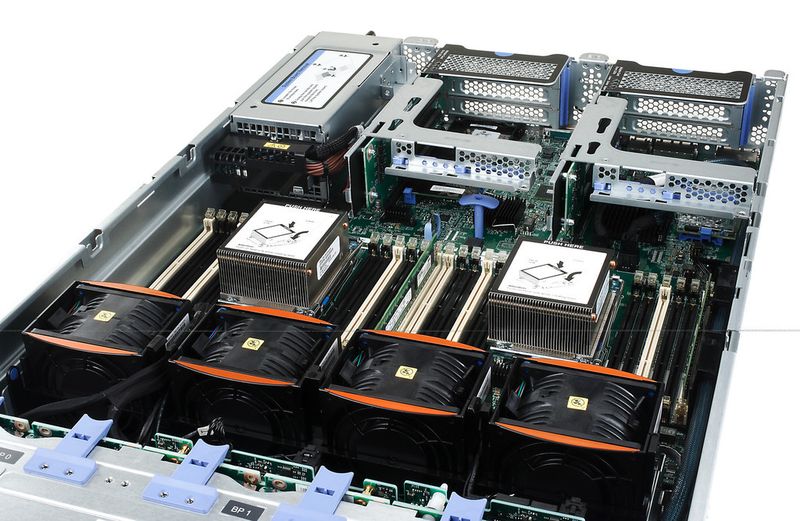 Abbildung 4: So sieht x3650 M4 HD eingebaut und offen aus. (Bild: IBM)