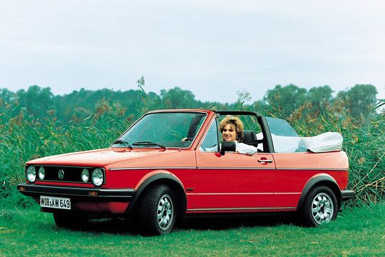 Die Geschichte des Golf Cabrio begann 1979. VW brachte damals das erste Cabrio mit festem Überrollbügel, der sich schnell zum Markenzeichen entwickelte, aber auch für Spott sorgte. (Foto: Volkswagen)