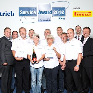 Sieger in der Kategorie Pkw ist das Mercedes-Autohaus BrinkmannBleimann in Güstrow geworden. Beglückwünscht wird die Abordnung in Frankfurt von den Vertretern der Sponsoren Pirelli und Fuchs.(Foto:  Stolz)