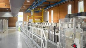 Abb. 1 Blick auf die neue, hochautomatisierte Passivierungsanlage für Aluminiumbauteile.  (Bild: Dr.-Ing. Max Schlötter GmbH & Co. KG)