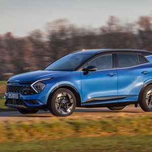 Der ab 27.790 Euro startende Sportage kommt wuchtig daher und verströmt dabei noch einen Hauch von Outdoor-Charakter.(Kia)