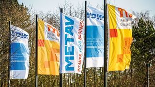 Mit wehenden Fahnen in den rheinischen Industriemesse-Frühlung, rauscht die 21. Metav in Düsseldorf zum 40. Jahr ihres Bestehens. Einlass ist ab dem 10. März bis zum 13. März ab 9:00 Uhr bis 17:00 Uhr. Diesmal wird es noch besser, denn es gibt auch eine echte „Zeitreise“ am letzten Metav-Abend. (Messe Düsseldorf / C. Tillmann)