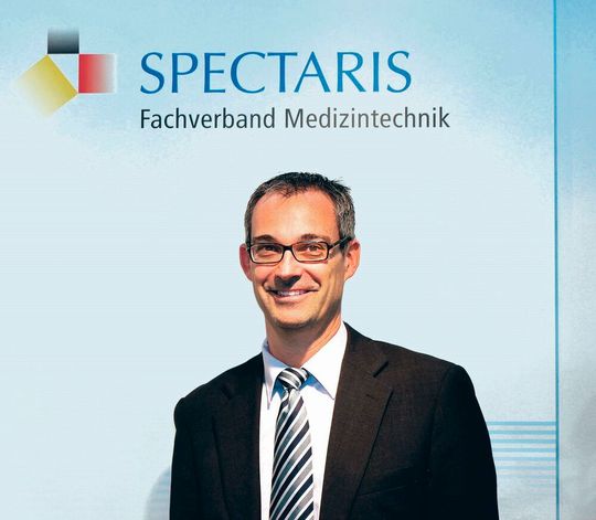 Marcus Kuhlmann, Leiter Medizintechnik bei Spectaris: „Dass der regulatorische Rahmen überwiegend in Brüssel gesetzt wird, darf keine Entschuldigung sein: Die deutsche Politik muss ihren Einfluss schnell und entschlossen geltend machen, um den Gesundheitsstandort Deutschland und die Medizintechnik am Standort Deutschland zu erhalten.“ Marcus Kuhlmann, Leiter Medizintechnik bei Spectaris: „Dass der regulatorische Rahmen überwiegend in Brüssel gesetzt wird, darf keine Entschuldigung sein: Die deutsche Politik muss ihren Einfluss schnell und entschlossen geltend machen, um den Gesundheitsstandort Deutschland und die Medizintechnik am Standort Deutschland zu erhalten.“