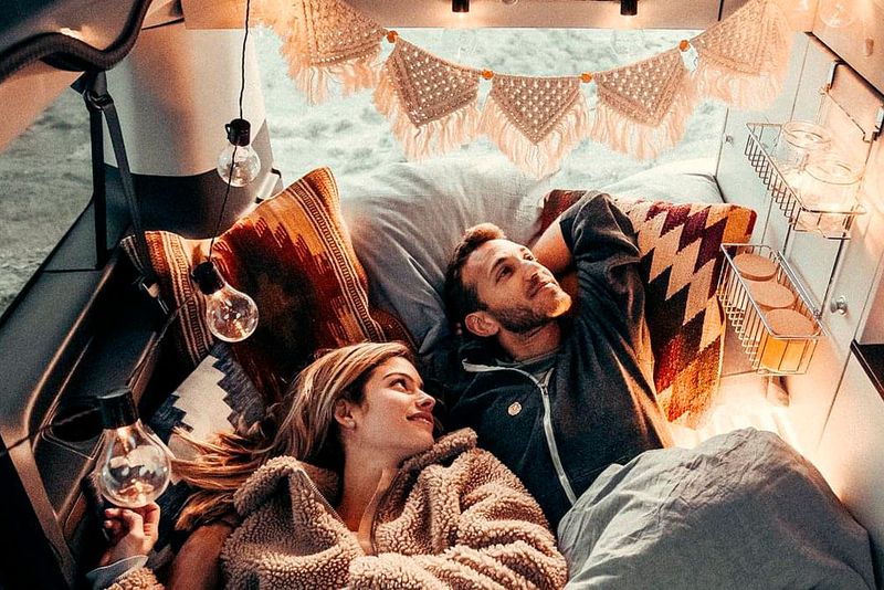 Die Definition „Raumwunder“ ist wahrscheinlich eine individuelle Sache, aber Platz für zwei ist im Proace-Umbau auf jeden Fall. (Bild: Hymer)