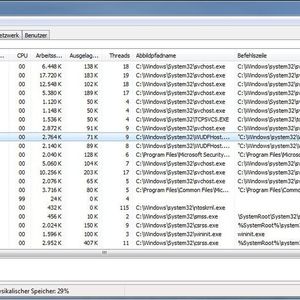 Abbildung 1: Der Taskmanager (hier von Windows 7) zeigt Prozesse und die zugehörigen Befehlszeilen und Dienste bzw. Programme.