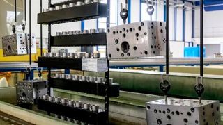 Der Galvanisierexperte FK Galvanik (Beispielbild) darf sich freuen, denn die 20 Mitarbeiter können nach der Insolvenzmeldung im September aufatmen! Unter dem fast neuen Namen FK Galvanotechnik und unter der Ägide der GMC-Gruppe geht es in Keltern nämlich jetzt weiter. (Bild: F. Sundermann)