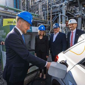 Sachsens Ministerpräsident Michael Kretschmer informierte sich am 11. September vor Ort über den Projektfortschritt und die Perspektiven synthetischer Kraftstoffe.  (Bild: Detlev Müller/ CAC Engineering)