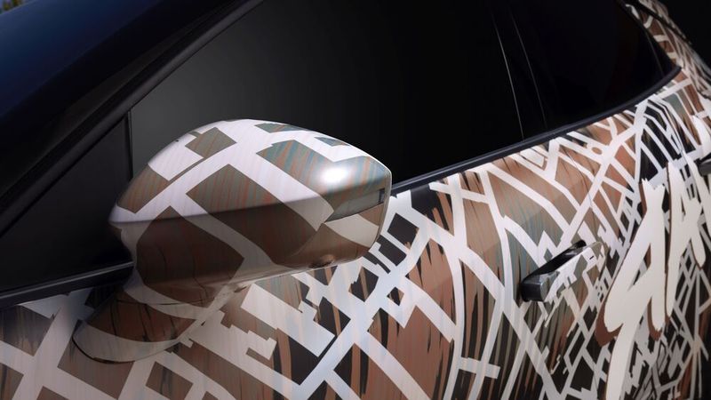 Noch ist der Raval im Camouflage-Design unterwegs. Die abgedruckte Straßenkarte bezieht sich auf Barcelonas hippes Viertel El Raval – eng, jung, urban. (Bild: Seat via aum)