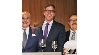 v.l.: Andreas Mach, Gründer und Sprecher des Alphazirkels, mit den glücklichen Gewinnern Mark Furtwängler und Christof Furtwängler sowie Clara, dem Nymphenburger Nashorn. (Bühler Motor)