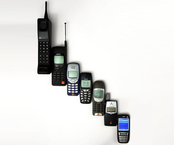 Mobiltelefone im Wandel der Zeit (von links nach rechts): Motorola 8900X-2, Nokia 2146 orange 5.1, Nokia 3210, Nokia 3510, Nokia 6210, Ericsson T39, HTC Typhoon (Bild: Andrew Norman, Eryl Foulke/Public Domain)