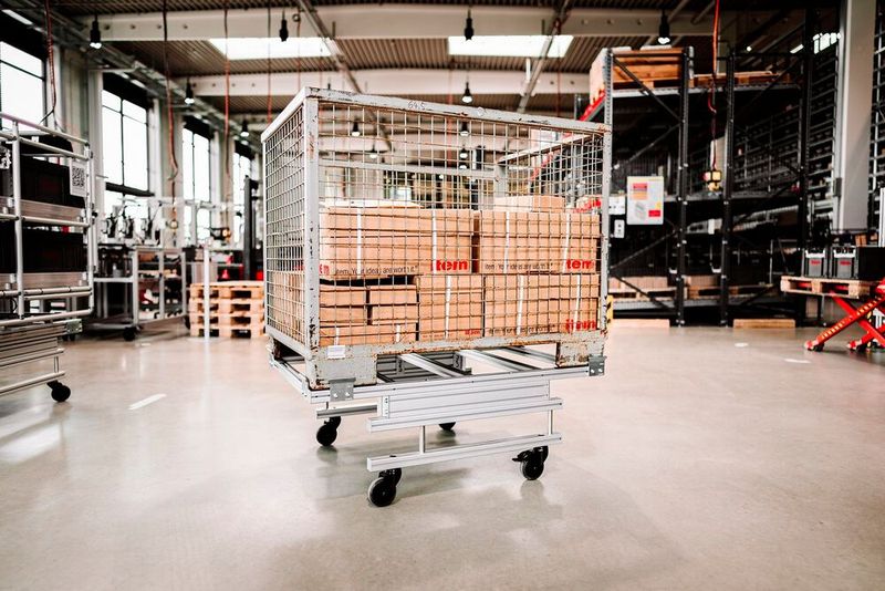 Auch Gitterboxen lassen sich per AMR und Item-Know-how einfacher transportieren. Das Grundgestell hat die Abmaße 1.200 × 800 Millimeter und hat an den vier Ecken jeweils zwei Stapelführungen und Abdeckprofile, für einen sicheren Transport. (Bild: Item)