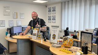 Willkommen beim 1A Autoservice: Chef NiKo Steffen empfängt seine Kunden persönlich – so wie es sich für eine echte Dorfwerkstatt gehört.  (Bild: Schreiner – VCG)