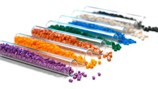 Granulate wie diese sind das Endprodukt des Kunststoffrecyclings. Sie sind Ausgangsmaterial für neue Kunststoffprodukte. (Bild: © Gerhard Seybert - stock.adobe.com)