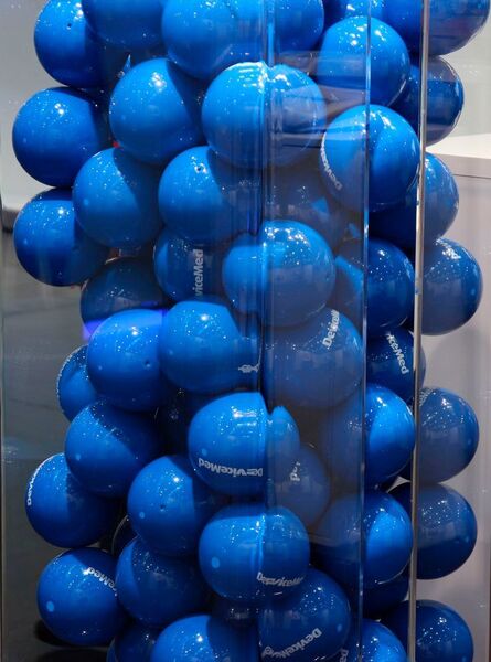 Zugegeben, das sind keine Medizinprodukte. Die blauen Bälle gibt es am Messestand von Devicemed in Halle 8a, F04. (Bild: Schäfer)