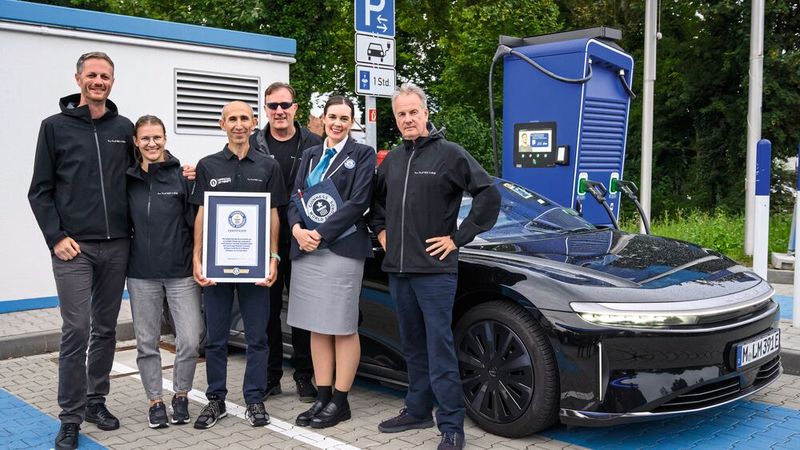 Am Ende gab es die Guinness-Urkunde für den Weltrekord. (Bild: DOMINIC FRASER)