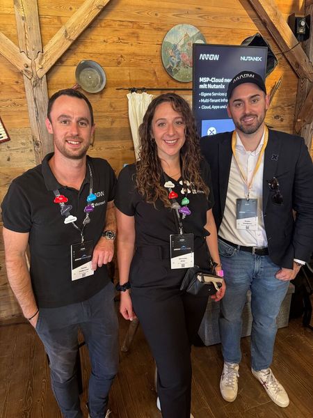 (v. l.) Florian Goldbrunner und Alexandra Ritter (beide Arrow) mit Mladen Nedeljkovic (Nutanix) (Bild: Vogel IT-Medien GmbH)