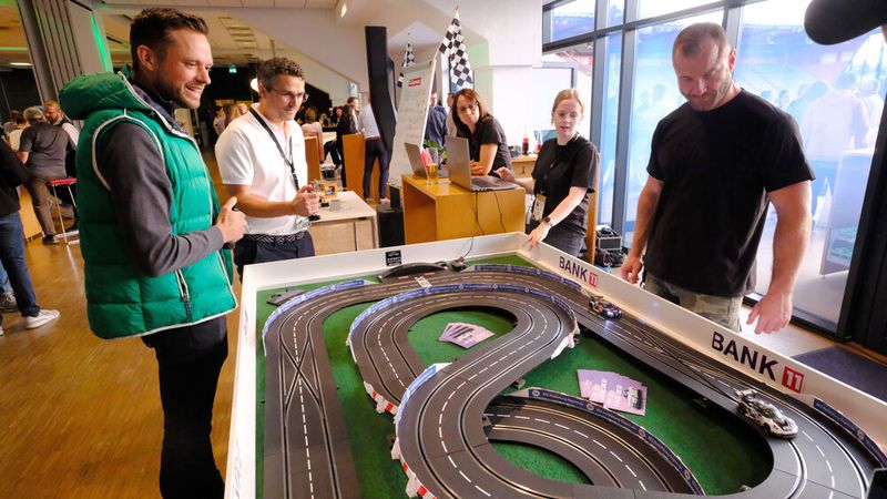 Wettbewerb auf der Carrera-Bahn: Beim Regensburger Herbstforum sollten die Mitglieder neben Infos auch Spaß finden.  (Bild: Zietz - VCG)