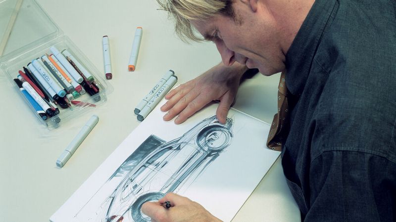Cayenne-Designer Steve Murkett musste den Spagat schaffen, die sportliche Marken-DNA von Porsche auf ein komplett neues, eigentlich völlig anderes Fahrzeugsegment zu übertragen.  (Bild: Porsche)