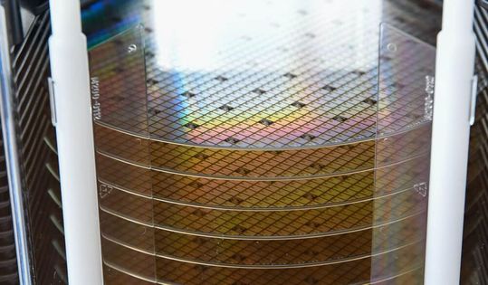Wann solche Siliziumkarbid-Wafer respektive Chips von Wolfspeed in Ensdorf im Saarland quasi vom Band laufen werden, ist momentan noch unbeantwortbarer als zuvor. Denn der US-Chiphersteller verschiebt den Bau seiner Riesenfabrik auf unbestimmte Zeit.(Bild:  Wolfspeed / H. Ainsworth)