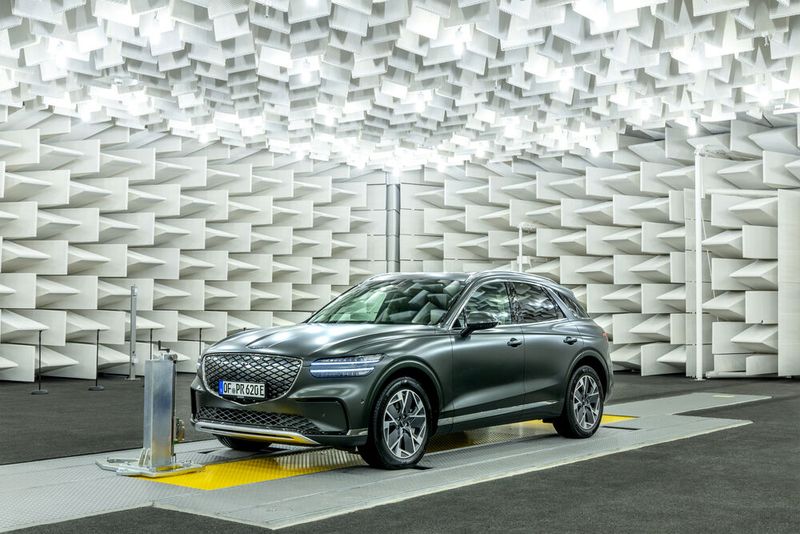 Der NVH‑Halbfreifeldraum im neuen Entwicklungszentrum von Hyundai. (Bild: Hyundai Motor Deutschland GmbH)