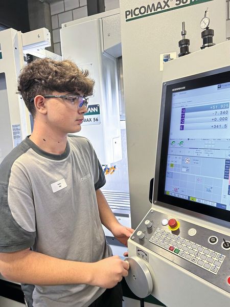 Ege Kozlu, Lernender Produktionsmechaniker EFZ 1. Bildungsjahr, Hans Christen AG, Herzogenbuchsee: «Die Stimmung im Kurszentrum ist gut, und es macht Spass, hier zu lernen. Zu Beginn hatte ich Angst, auf den neuen Maschinen etwas kaputt zu machen. Ich bin auch einmal in das Werkstück gefahren. Aber mit Hilfe des Kursleiters konnten wir alles wieder in Ordnung bringen. Zwischenzeitlich kenne ich immer mehr Funktionen und werde Tag um Tag besser.» (Bild: Swissmechanic)