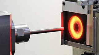 Bild 1: Dank optionaler CCD-Kamera kann die Schälschleifmaschine Shapesmart NP5 einen Bohrerrohling an den Kühlkanälen ausrichten. Das ermöglicht erstmals das automatische Einschleifen von Nut, Fase und Spitze in einem Arbeitsgang. (Bild: Rollomatic)