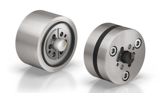 Der Dehnungsmessstreifen-Kraftsensor (DMS) (links) und der piezoelektrische Kraftsensor (rechts) sind ausschließlich für den Einsatz in Kombination mit dem elektromechanischen Fügemodul NCFx Pro Typ 2164A von Kistler entwickelt.(Bild:  Kistler Gruppe)