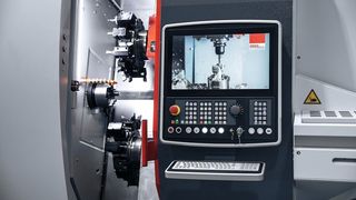 Die 22" Industrie-Touch-Bedieneinheit in Verbindung mit einem Industrie-PC (Emco)