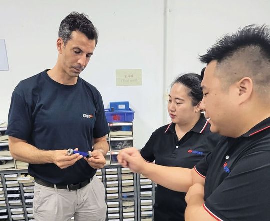 Marlon Gerat, Chief Production Officer bei CNC24, auf Auditreise in China: „China ist für unsere Kunden aus dem deutschen Mittelstand ein wichtiger Absatzmarkt und zugleich Bezugsquelle von hochwertigen Präzisionsbauteilen.“ Doch es gehört auch Qualitätskontrolle dazu. (Bild:  CNC24)