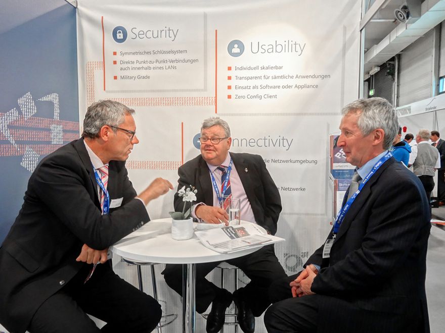 05_SecurityEssen2014__Infotecs_Product_Manager_Jörg_Wiedecke_erklärt_Interessierten_die_ViPNet_Technologie ()