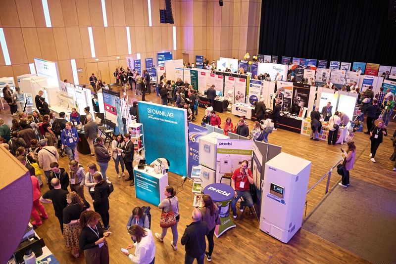 Im hinteren Bereich der Halle ist der zweite Teil der Ausstellung untergebracht. Insgesamt waren rund 120 Firmen vor Ort vertreten und 1.100 Besucher über den Tag verteilt auf der Messe.    Mehr Infos zu den kommenden LAB-SUPPLY-Messen finden Sie auf www.lab-supply.info (Bild: EYE AM CHRIS)